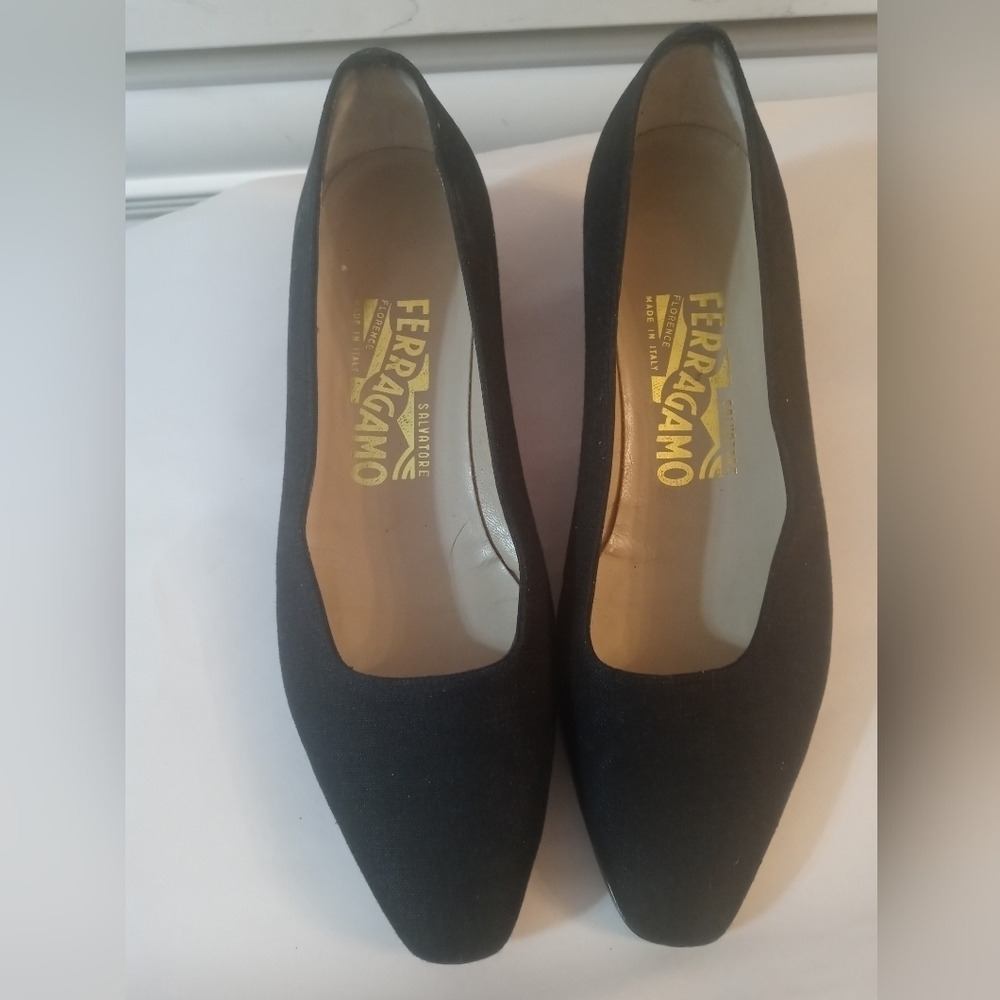 Salvatore Ferragamo black canvas low heel flats leather outsole DE 19101 520 6 B